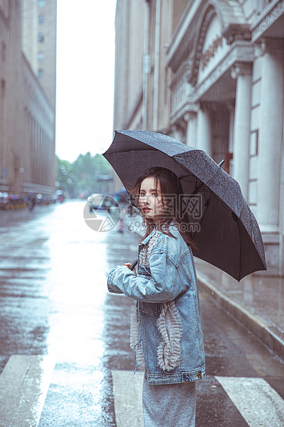 在街上撑伞女性形象图片