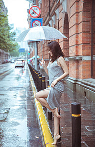 雨中舞蹈在街上撑伞跳舞的女性背景