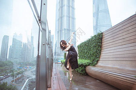 雨中舞蹈舞蹈女性形象背景