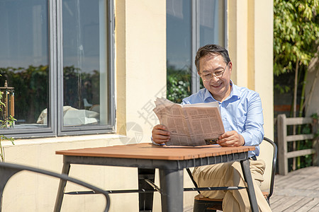 看报纸老爷爷老爷爷户外看报纸背景