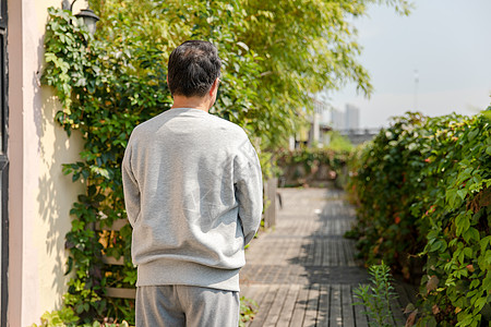 老年男性户外老爷爷背影背景