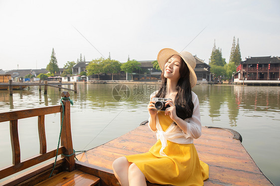 年轻美女乘船郊游图片