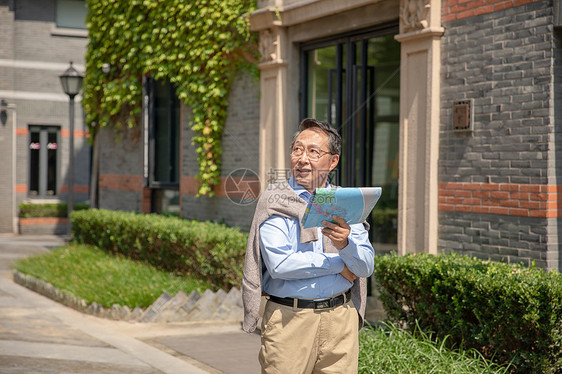 老爷爷户外旅游图片