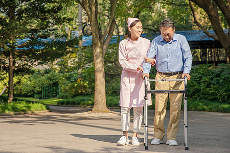 护士户外照顾病人图片