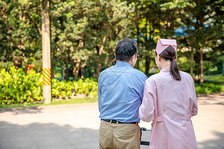 护士户外照顾病人背影高清图片