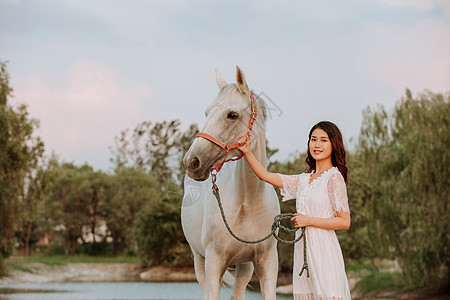 年轻女性与白马图片