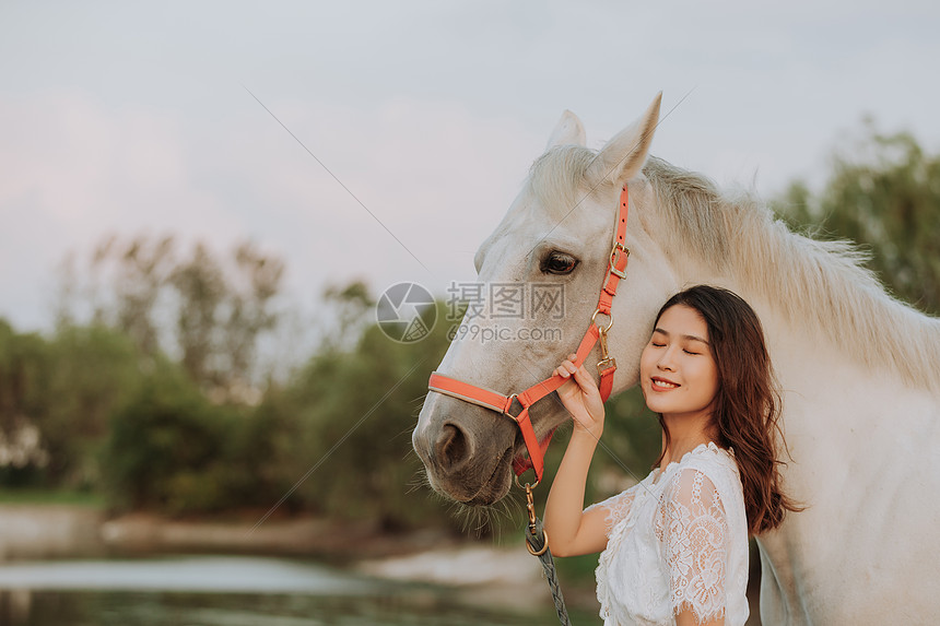 年轻女性与白马图片