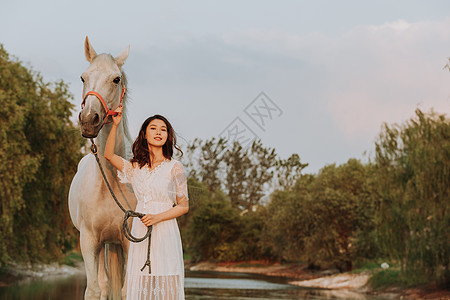 年轻女性与白马图片