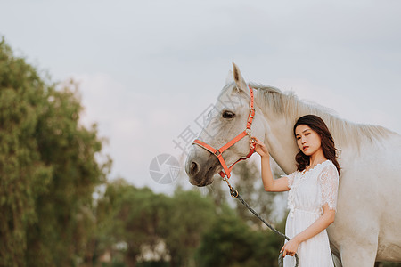 年轻女性与白马图片