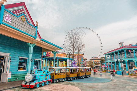 城市游乐场园区小火车粉色建筑背景