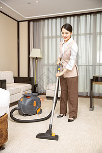 酒店管理保洁员吸尘器吸地毯图片