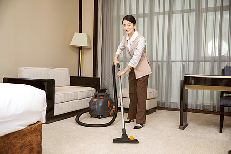 酒店管理保洁员吸尘器吸地毯图片素材