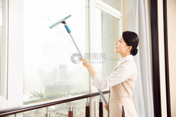 酒店管理清洁员擦玻璃图片