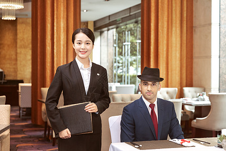 保险服务酒店服务餐厅服务员给外国客人菜单背景