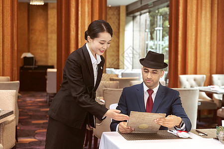 酒店服务餐厅服务员给外国客人菜单高清图片