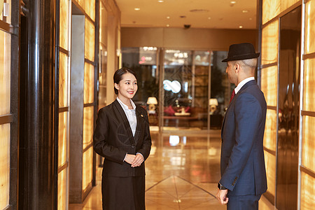 酒店服务贴身管家接待外国客人图片