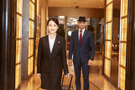 酒店服务贴身管家帮外国客人拿行李图片