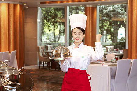 酒店服务厨师端着菜品加油背景图片