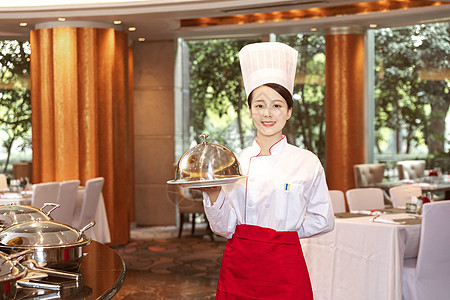 酒店服务厨师端着菜品背景图片