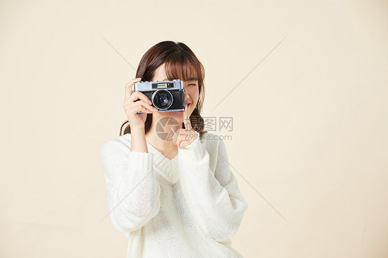 可爱女性手拿相机拍照图片