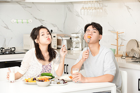 青年夫妻居家吃早餐高清图片