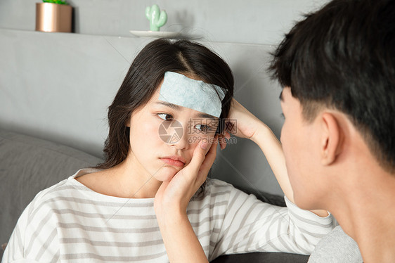 男性照顾生病女朋友图片