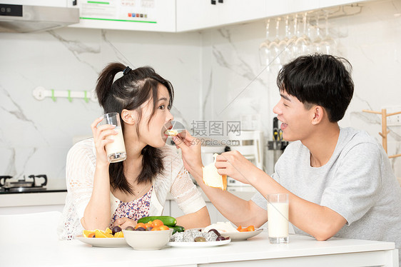 可爱情侣居家吃早餐图片