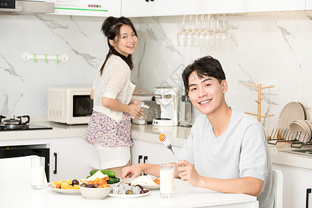 青年夫妇居家生活吃早餐图片