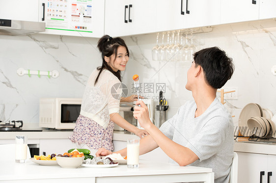 青年夫妇居家生活吃早餐图片