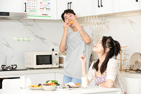 青年夫妇居家生活吃早餐图片