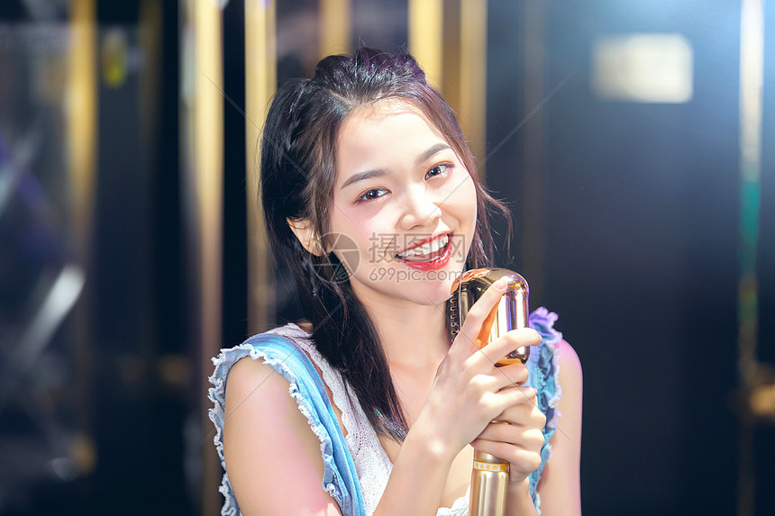 年轻美女在ktv唱歌