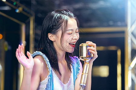 年轻美女在KTV唱歌图片