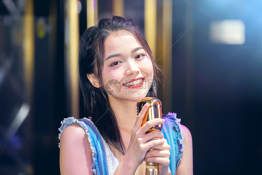 年轻美女在ktv唱歌