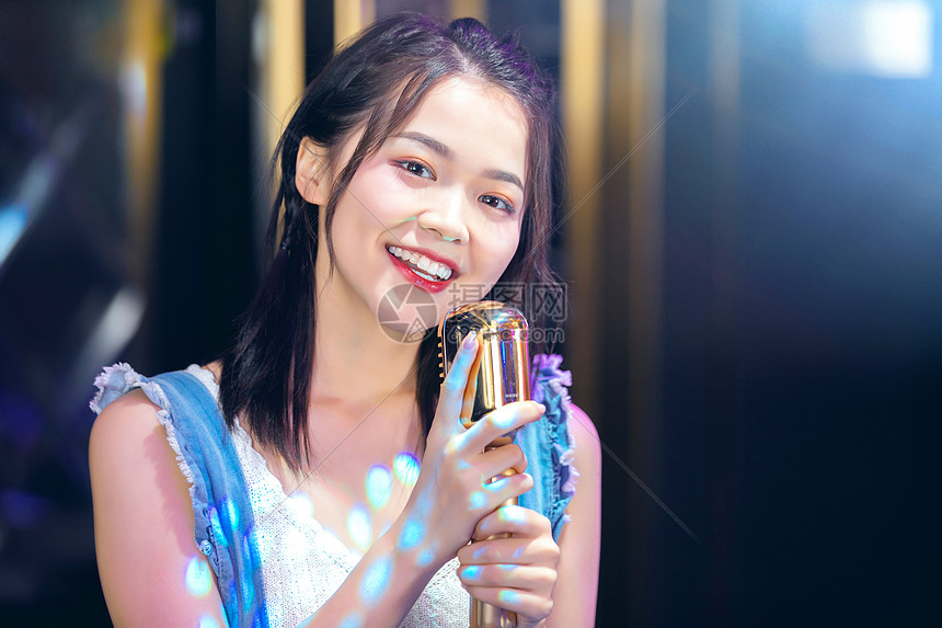 年轻美女在ktv唱歌