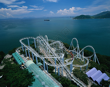 海边的香港海洋公园过山车俯拍高清图片