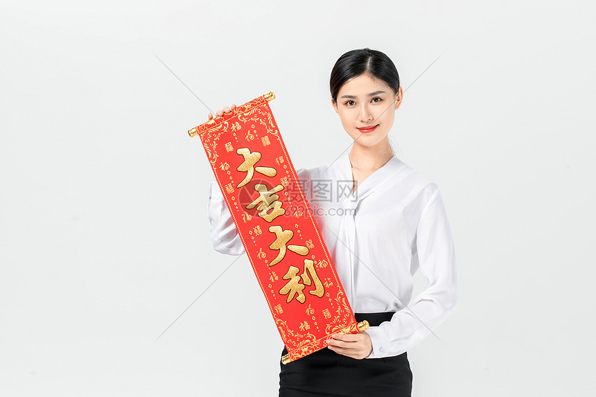 商务美女迎新年拿春联图片