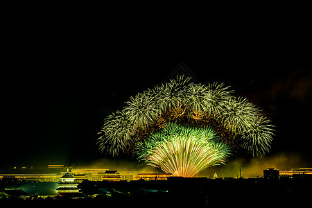 国庆快乐北京天坛的绿色树形烟花背景