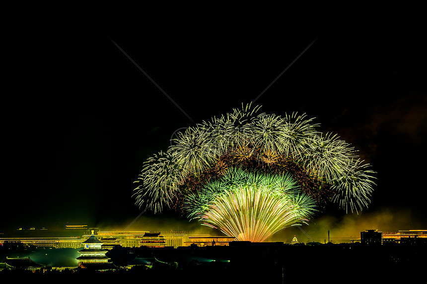 北京天坛的绿色树形烟花图片