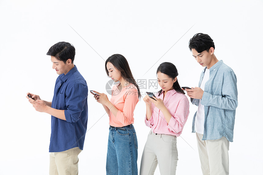 年轻人排队玩手机图片