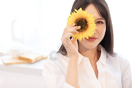 居家女性拿着向日葵图片