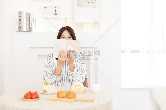 女性餐桌旁看书图片