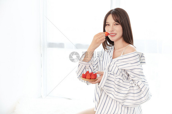 女性吃水果图片