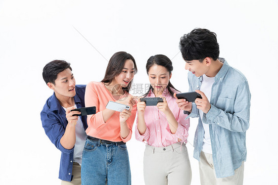 青年男女一起玩手机游戏图片
