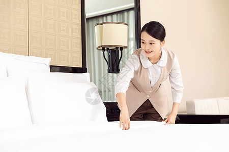 酒店管理保洁员整理床铺图片