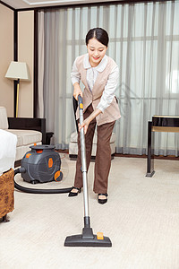 酒店服务保洁员吸尘器吸地毯图片
