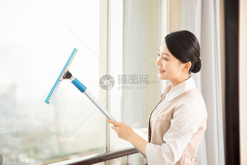 酒店管理保洁员擦窗户图片