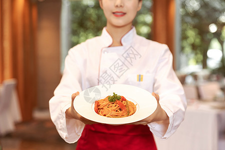 酒店服务餐厅厨师端着意大利面背景图片