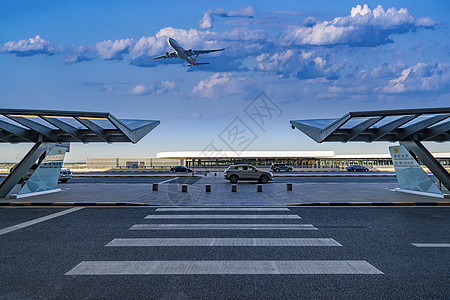 飞机划过建筑上空大兴国际机场上空飞过的飞机背景