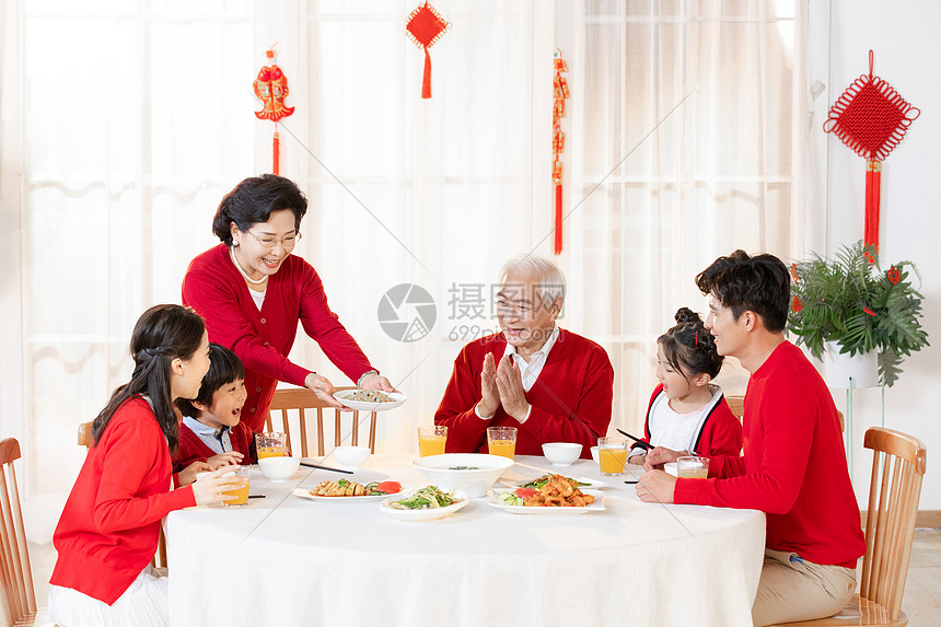 新年一家人在一起吃年夜饭 图片