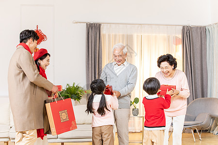 春节晚辈给长辈送礼物图片素材